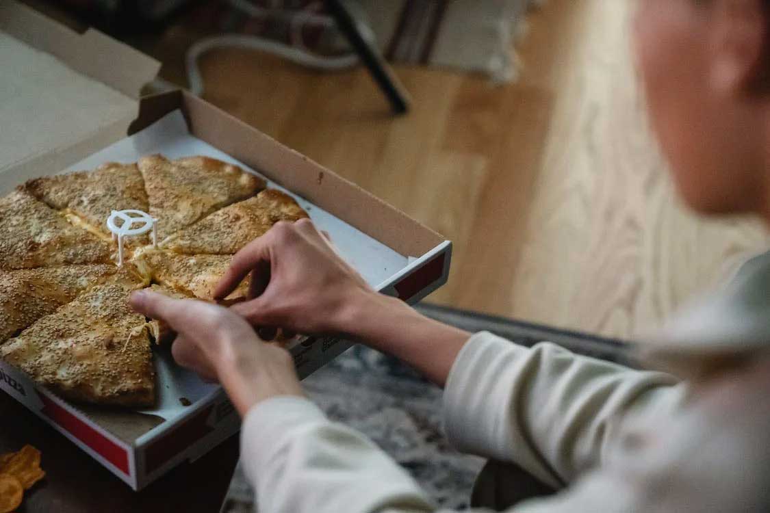 Bàn tay và pizza 
