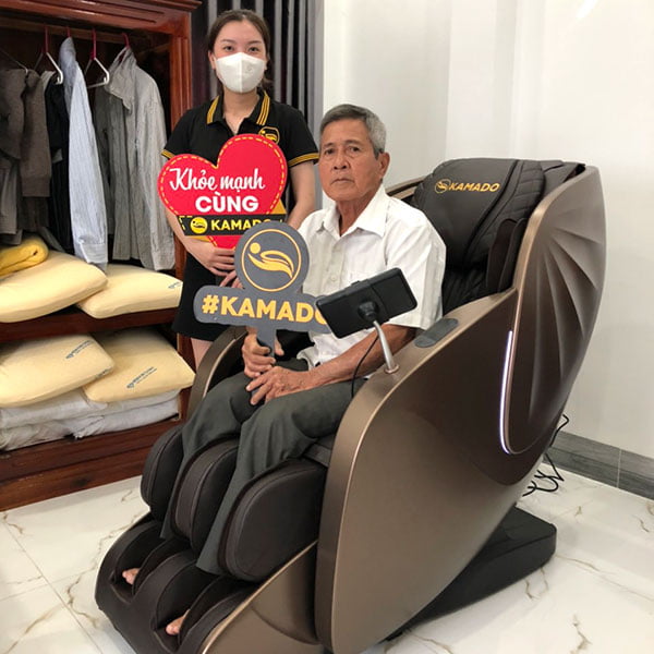 Khách hàng sử dụng ghế massage Kamado KA-600